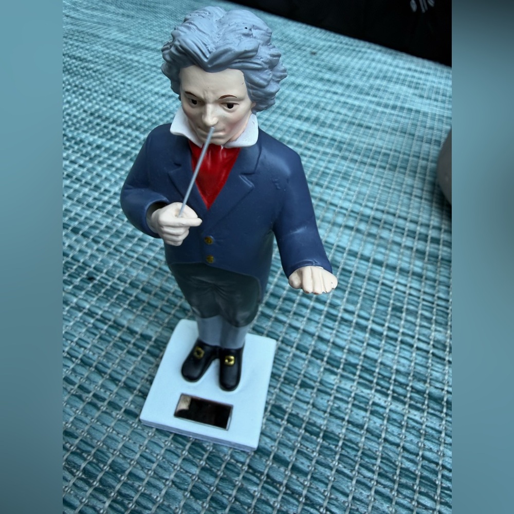 Solar Powered Beethoven Conductor Figurine with Baton - Picture 2 of 6
